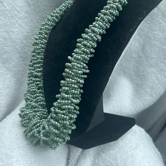 Elegant turquoise green blue Beaded Necklace nwot - Picture 4 of 5